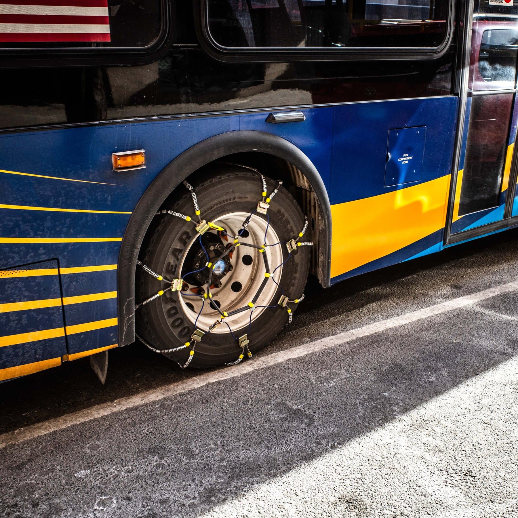 Major winter storm disrupts US transit and power as cities brace for prolonged outages - Image 1